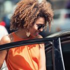 Mujer montándose en un Uber (Fuente externa)