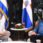 El canciller dominicano Roberto Álvarez conserva con el presidente de Cuba Miguel Díaz-Canel Bermúdez.