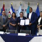 La reunioěn del Consejo de Defensa al Consumidor de Centroameěrica y Repuěblica Dominicana (CONCADECO) presidida por el doctor Eddy Alcantara.