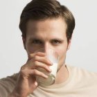 EE.UU., por ejemplo, recomienda beber tres vasos de leche al día, casi el doble que Reino Unido o India. GETTY IMAGES
