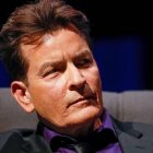 Mujer acusada de atacar al actor Charlie Sheen se declara no culpable