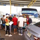 Parada de las Guagua del 9, salen repletas de pasajeros, por motivo de las navidades en familia,  y salen a diferentes destino .en foto los pasajeros HOY Duany Nuñez 22-12-2023