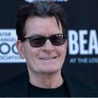 La vecina de Sheen, de 47 años, procedió a atacar al actor intentando estrangularlo y llegando, incluso, a desgarrar su camisa 