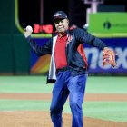 Juan Marichal tira la primera bola previo al juego.