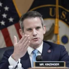 El ex representante republicano Adam Kinzinger fue miembro de la comisión parlamentaria de investigación sobre el asalto al Capitolio. AP - J. Scott Applewhite
