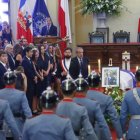 El presidente de Chile, Gabriel Boric, y los expresidentes Eduardo Frei Ruiz-Tagle y Michelle Bachelet acompañan el féretro con el cuerpo del expresidente Sebastián Piñera hoy, durante una ceremonia en la antigua sede del Congreso Nacional, en Santiago (Chile). EFE/ Esteban Garay

