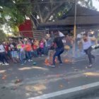 Tragedia en carnaval de Salcedo; la desesperación por ayudarse uno a otro habría propagado más el fuego. FOTO FUENTE EXTERNA