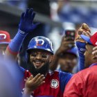 Emilio Bonifacio es saludado por sus compañeros