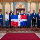 Abinader entrega bandera dominicana al Licey para la Serie del Caribe 2024