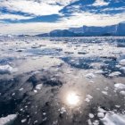 El hielo se recupera del océano tras desprenderse de forma natural de los icebergs, como en la bahía de Disko, Groenlandia
