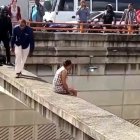 mujer_en_paso-a_desnivel