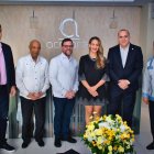 Wanda Sanchez junto a los senadores y Comite de Asesores de Acroarte