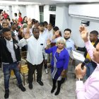 (foto 1) El coordinador nacional del Movimiento Todos co0n Luis, Eddy Alcántara, en momento que juramenta a decenas de peledeístas que pasaron a esa corriente en San Cristóbal, para apoyar la reelección (1)