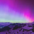 Auroras boreales iluminan el cielo nocturno de los alpes austriacos, cerca de Zell am See, durante una tormenta geomagnética el 11 de mayo de 2024.(Foto de JFK / APA / AFP) / Austria OUT. AFP - JFK