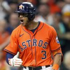 eremy Peña, de los Astros, celebra tras despachar jonrón de tres vueltas.