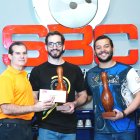 Raffy Sebelén, premia a Gregory Morín jr. Y Giancarlo Marranzini.