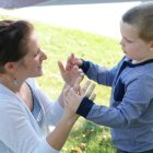 El sentido del tacto y el cuerpo son cruciales para las personas con sordoceguera (Gentileza Centro Nacional de Sordoceguera en Estados Unidos)
