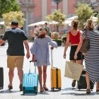 Una familia carga con sus maletas, en una fotografía de archivo. EFE/Manuel Bruque.

