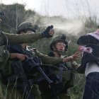 Soldados israelíes echan spray de pimienta a  palestino.