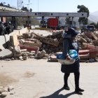 AME7116. LA PAZ (BOLIVIA), 27/06/2024.- Fotografía que muestra una barricada de piedras sobre una calle este jueves en La Paz (Bolivia). La incertidumbre se apoderó de Bolivia cuando un grupo de militares irrumpió en la plaza Murillo, en La Paz, sede de los poderes Ejecutivo y Legislativo del país, en escenas que no se vivían de esa manera hace más de 42 años, cuando se instauró la democracia.EFE/ Luis Gandarillas
