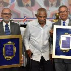 Foto 1, Wilson Gómez entrega los reconocimientos Felipe Rojas Alou y a Nelson Rodríguez, director de El Caribe.