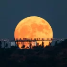 La superluna vista desde Chengdú, China.
