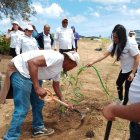  La representante de Cibao Atlántico Sobeida Brito, junto a uno de los representantes de Medio Ambiente en la provincia Montecristi, mientras realizaban labores de siembra.
