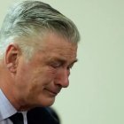 Alec Baldwin rompe en llanto al anularse el juicio en su contra