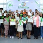 La foto muestra a los jóvenes y adolescentes reconocidos por COOPESA.