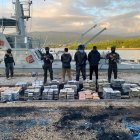Interceptan otra lancha con 625 paquetes y tres hombres a bordo en costas de Barahona
