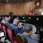 El presidente de Venezuela, Nicolás Maduro (c-centrado), durante un acto en el Tribunal Supremo de Justicia (TSJ) este viernes, en Caracas (Venezuela). EFE/Ronald Peña R