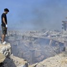 FOTODELDÍA BEIRUT (LÍBANO), 28/09/2024.- Un joven observa la destrucción causada por los ataques israelíes en los suburbios del sur de Beirut, Líbano este sábado. EFE/ Wael Hamzeh