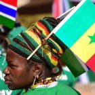 Una mujer con la bandera de Senegal en la reciente inauguración del puente Farafenni, que une el norte y el sur del país.
Foto/AFP
