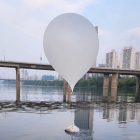 Una imagen de uno de los globos llegados a Corea del Sur enviados por el Norte y llenos de desechos. EFE/EPA/Rok Jcs.
