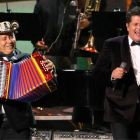 Carlos Vives junto al músico Egidio Cuadrado durante la gala Persona del Año 2021 de la Academia Latina de la Grabación, el 17 de noviembre de 2021.Valerie MACON / AFP