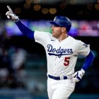 Freddie Freeman celebra tras conectar su grand slam para dejar en el terreno a los Yankees