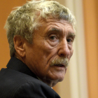 Bradley Asbury, acusado de sujetar a un adolescente para que sus colegas pudieran violarlo en un centro juvenil de New Hampshire en la década de 1990, mira hacia atrás durante las declaraciones de apertura de su juicio en el Tribunal Superior del Condado de Hillsborough en Manchester, Nueva Hampshire, el martes 19 de noviembre de 2024. (David Lane/Union Leader vía AP)