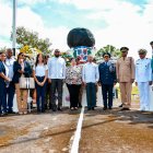 Juan Pablo Uribe, al centro, junto a autoridades civiles y militares.

