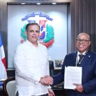 Ministro Jochi Vicente deposita proyecto de Ley de Modernización Fiscal en Congreso Nacional