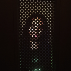 Una instalación de arte experimental con un Jesús de inteligencia artificial titulada “Deus in Machina”, montada en un confesionario en la Capilla de San Pedro, en Lucerna, Suiza, el 25 agosto de 2024. (Urs Flueeler/Keystone vía AP)