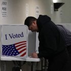 Hombre vota en EU.