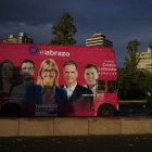 Autobús con un anuncio de la campaña en Uruguay. AP