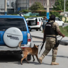 Militares requisan un vehículo cerca al Aeropuerto Internacional Toussaint Louverture, este martes en Puerto Príncipe (Haití). EFE/Johnson Sabin
