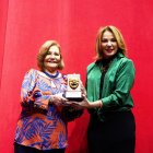 Ministra entrega reconocimiento a Lillianna Díaz
