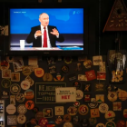 El presidente ruso Vladimir Putin es visto en una pantalla de televisión en un bar. EFE/EPA/Anatoly Maltsev

