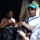 Antonia Portorreal recibe bono en el sector Villa Francisca (Borojól)/ Foto, José de León.