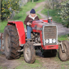 ARCHIVO: Mientras tenga fuerza, Mujica recorrerá la chacra en tractor (EFE)