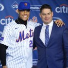 Carlos Mendoza, manager de los Mets y  Juan Soto, la nueva adquisición del equipo.
