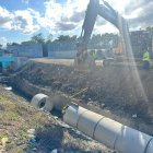 Gobierno inicia colocación de tubos circulares de hormigón armado en canal La Vigía en Dajabón