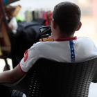 Un joven observa su móvil en una imagen de archivo. EFE/Gustavo Amador